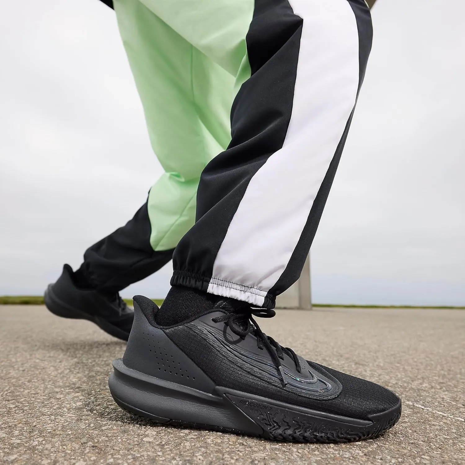 Nike Men's Basketball Shoe